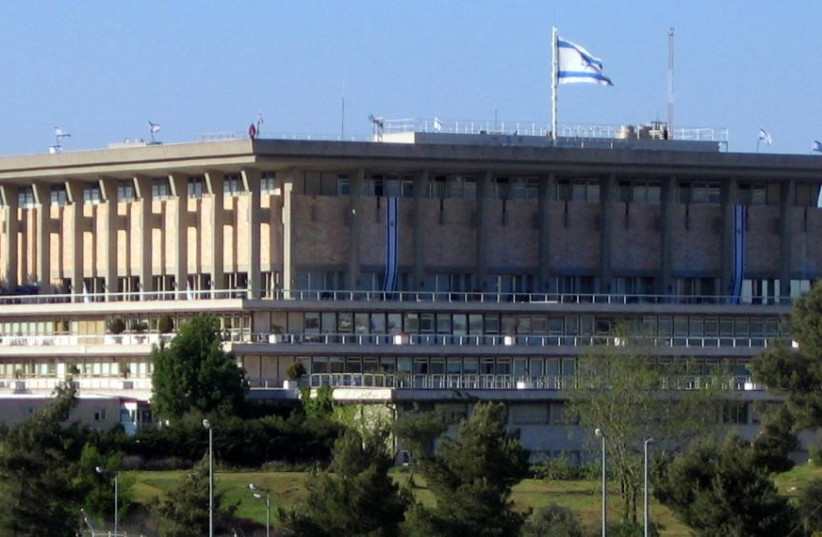 Здание Кнессета, Иерусалим, Израиль, в День независимости. Снято с юга, из Музея Израиля. (фото: Бени Шлевич / Свободная лицензия GNU)