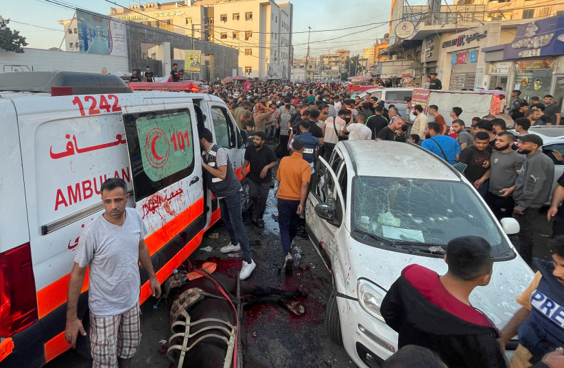 Los palestinos comprueban los daños después de que un convoy de ambulancias fuera alcanzado, en la entrada del hospital Shifa en la ciudad de Gaza, el 3 de noviembre de 2023 (crédito de la foto: REUTERS/MOHAMMED AL-MASRI).