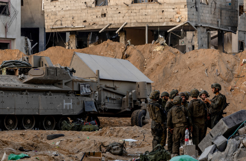 Израильские солдаты направляются к границе Израиля с сектором Газа на фоне продолжающегося наземного вторжения против ХАМАС на юге Израиля, 8 ноября 2023 г. (Фото: RONEN ZVULUN/REUTERS)