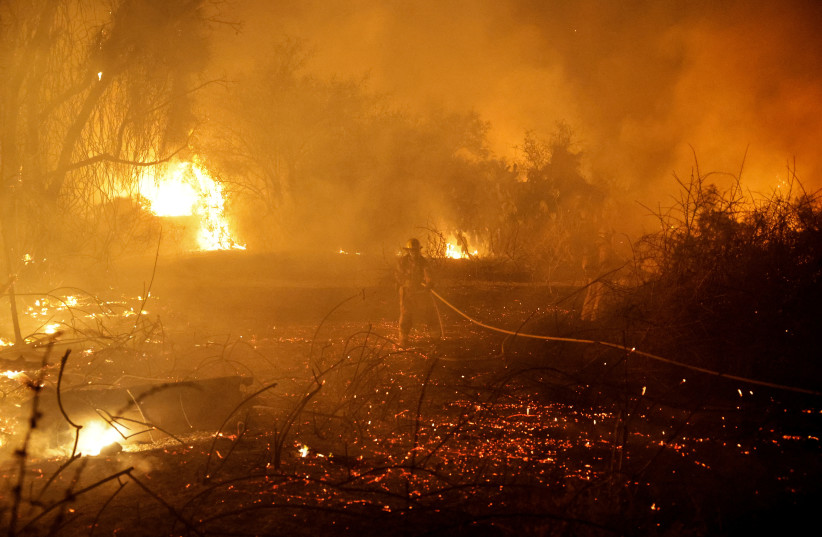 Пожарные тушат пожар в открытом поле после массового проникновения боевиков Хамаса из сектора Газа возле больницы в Ашкелоне, на юге Израиля, 7 октября 2023 года. (Фото: AMIR COHEN/REUTERS)