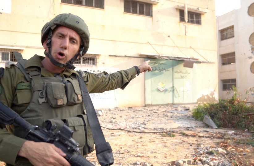 Представитель израильской армии Р.-адм. Даниэль Хагари показывает то, что, по его словам, является домом старшего военно-морского командира ХАМАС, расположенным рядом со школой в месте, указанном как сектор Газа, на этом неподвижном изображении, взятом из видео, выпущенного 13 ноября 2023 года (фото предоставлено ПОДРАЗДЕЛЕНИЕМ ПРЕДСТАВИТЕЛЯ ЦАХАЛа)