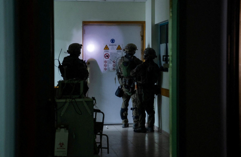 Израильские солдаты осматривают больничный комплекс Аль-Шифа во время наземной операции против палестинской исламистской группировки ХАМАС в городе Газа, 15 ноября 2023 г. (фото предоставлено ПОДРАЗДЕЛЕНИЕМ ПРЕДСТАВИТЕЛЯ ЦАХАЛа)