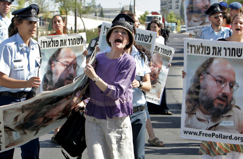 Израильский протестующий кричит, держа плакат с изображением Джонатана Полларда, осужденного за шпионаж в Соединённых Штатах в 1987 году, перед офисом премьер-министра Израиля в Иерусалиме 19 июня 2005 года. (Фото: REUTERS/AMMAR AWAD)