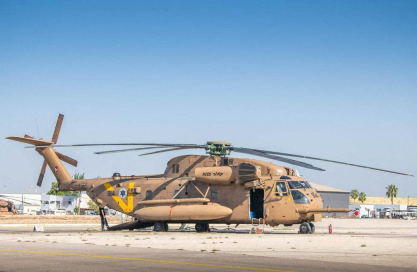 El helicóptero militar israelí Yasur se encuentra en la pista durante los preparativos para la llegada de los niños que han sido rehenes en la Franja de Gaza (crédito de la foto: UNIDAD DEL PORTAVOZ DE LAS FDI)