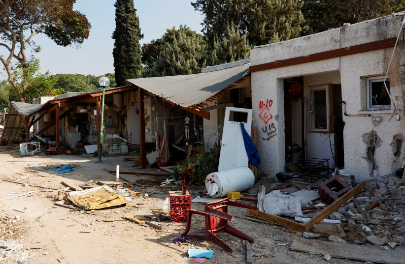 Дома разрушены после смертоносного нападения террористов ХАМАС из сектора Газа 7 октября в кибуце Кфар-Аза, юг Израиля, 2 ноября 2023 г. (фото: REUTERS/Evelyn Hockstein)
