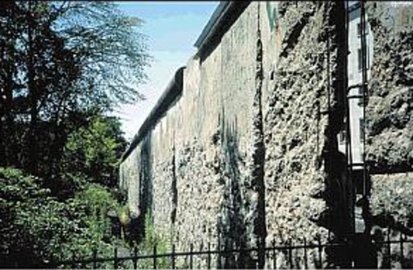 berlin wall remains  (photo credit: )