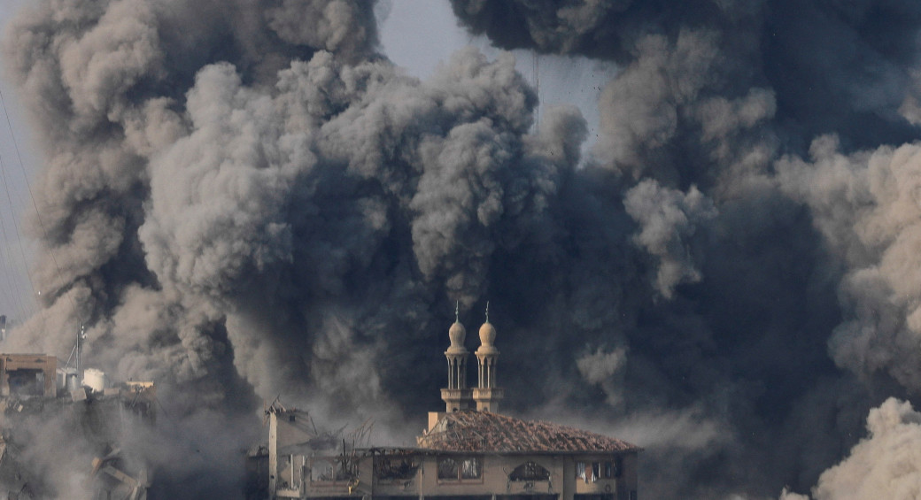Клубы дыма после израильских ударов по городу Газа, 11 октября 2023 года. (Фото: Салех Салем/Reuters)