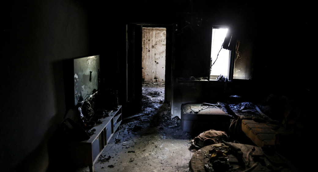 Вид: гостиная сгоревшего дома после смертельного проникновения боевиков Хамаса из сектора Газа в кибуц Кфар-Аза на юге Израиля, 15 октября 2023 года. (Фото: RONEN ZVULUN/REUTERS)