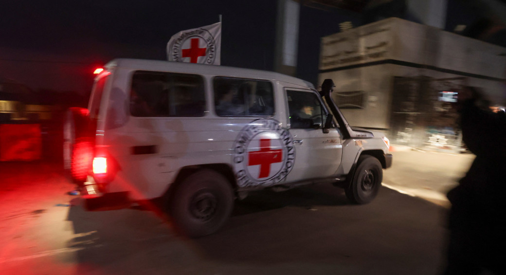 Автомобиль Красного Креста с заложниками, похищенными ХАМАСом во время нападения на Израиль 7 октября, прибывает на границу Рафах на фоне соглашения об обмене заложниками между ХАМАСом и Израилем, на юге сектора Газа, 28 ноября 2023 года. (Фото: REUTERS/IBRAHEEM) АБУ МУСТАФА)