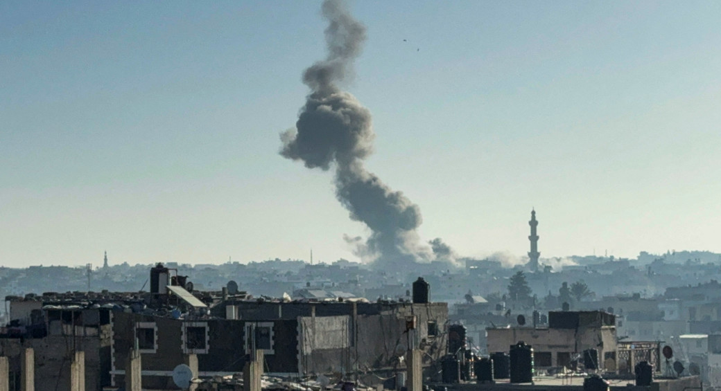 Дым поднимается после израильского авиаудара в Хан-Юнисе на юге сектора Газа, 9 декабря 2023 г. (фото: REUTERS/BASSAM MASOUD)