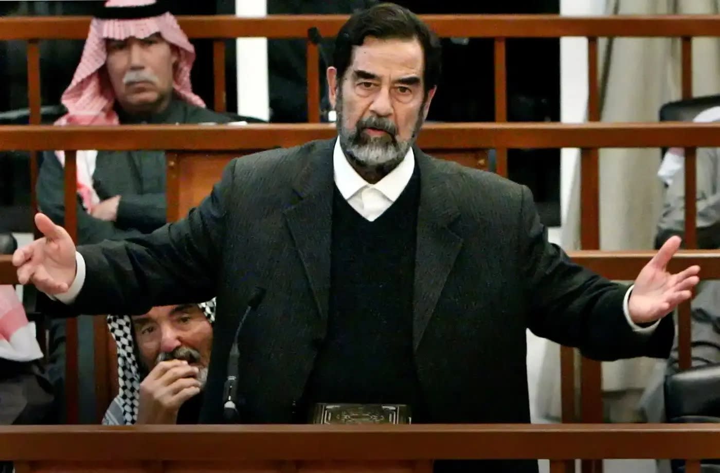 Бывший иракский диктатор Саддам Хусейн выступает во время суда над ним в Багдаде (фото: REUTERS)