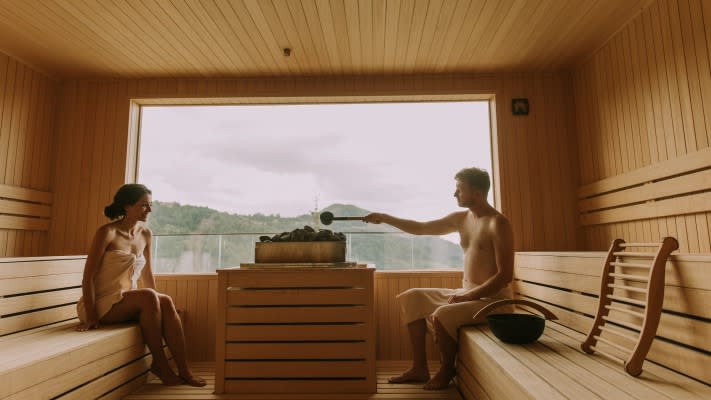  Traditional sauna bathing (credit: INGIMAGE)
