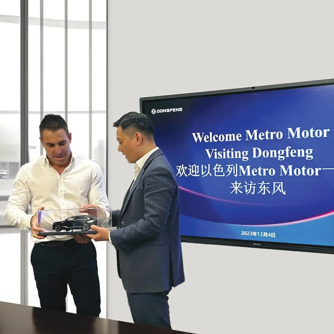  Ma Liei, the CEO of Dongfeng's global export and Tomer Komorov, CEO of Metro Motor (credit: Dongfeng)