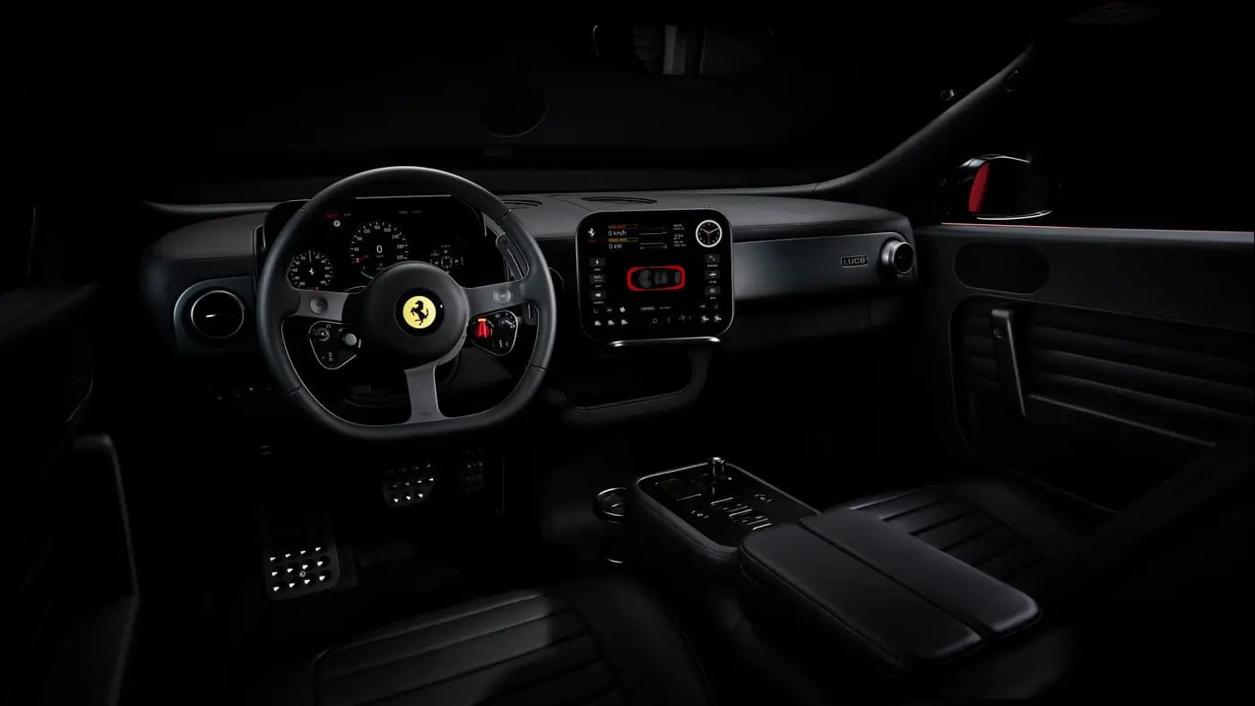 The central screen moves on an axis, but it is smaller than in other electric cars.