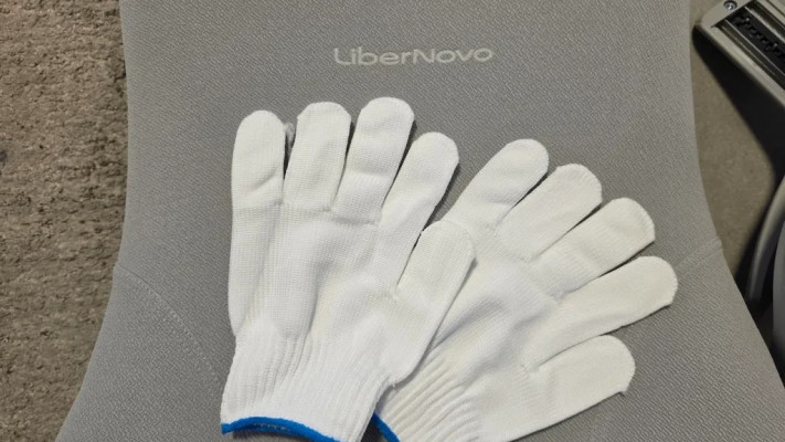 LiberNovo Omni comes with white gloves.