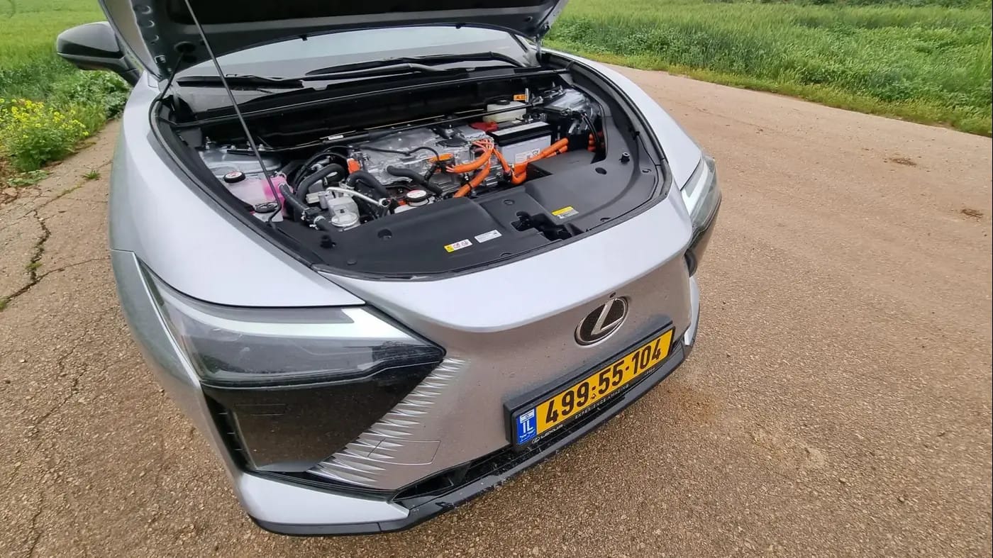 Electric motor, but positioned in front of you instead of a front trunk.