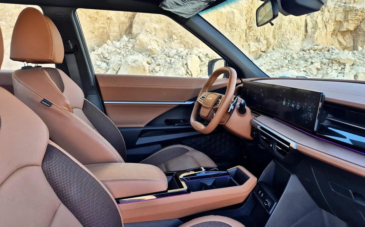 The seats are spacious and power-adjustable, and the two-tone upholstery is pleasing to both the eye and the body. The equipment level is generous, but there are a few ergonomic shortcomings.