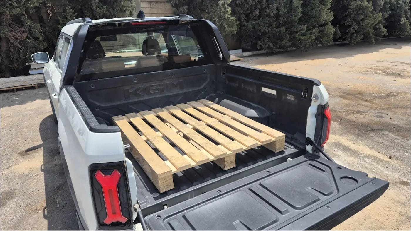There is no problem loading a pallet into the cargo bed.