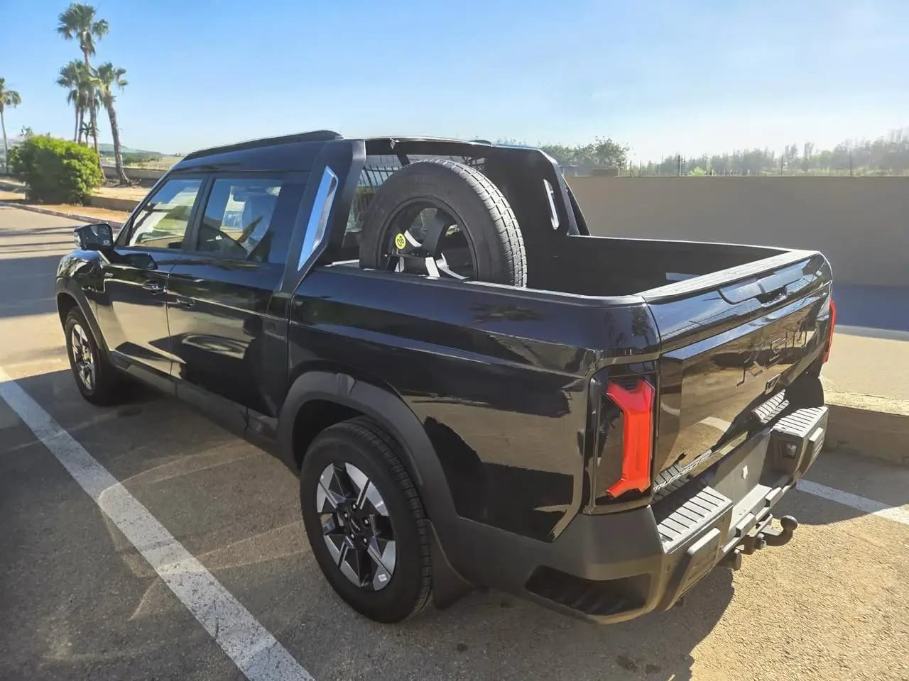 The spare wheel carrier was not installed on the test vehicle, but it will be included for customers. Design and production: Gatos Workshop.