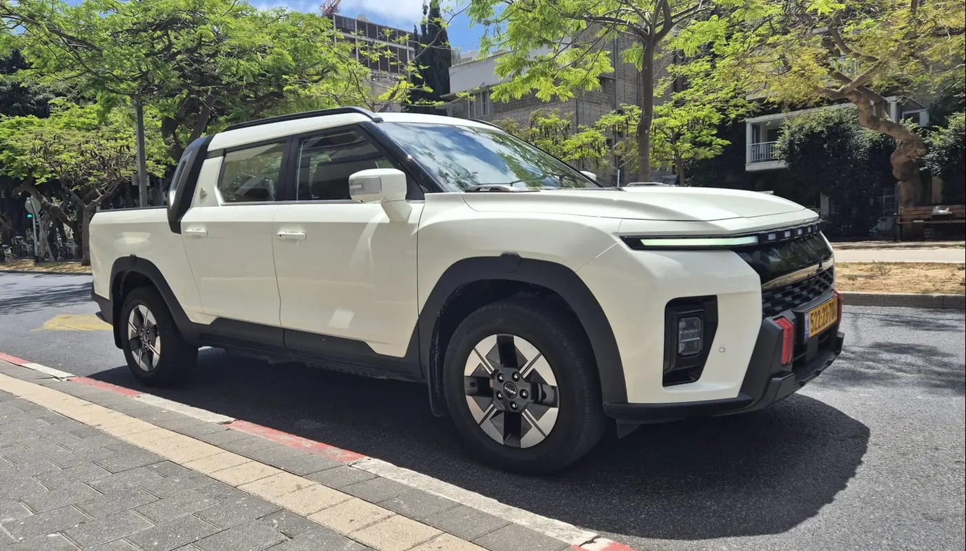 In the dual-motor test version, the Musso was quick and decisive. The base version is less brisk, yet still significantly faster than a one-ton diesel pickup.