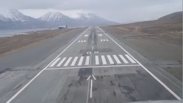 Arkia aircraft landing in Svalbard near the North Pole.
