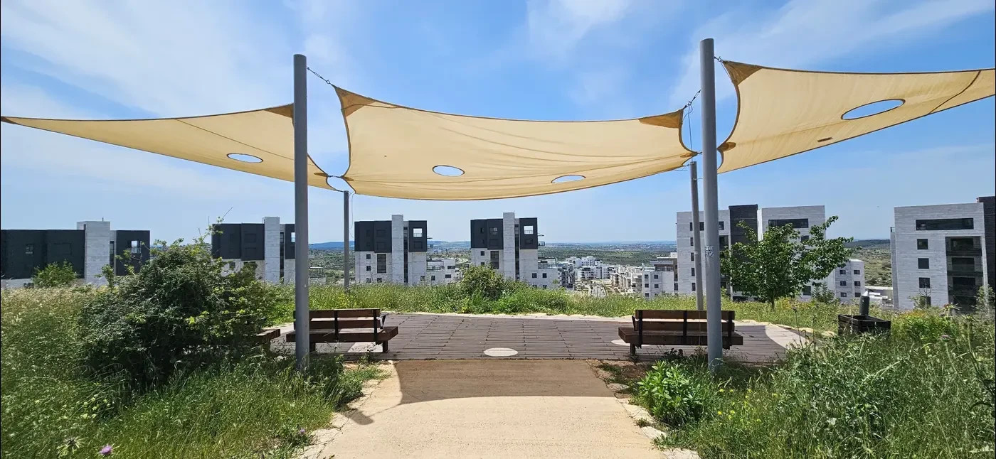 The hill features walking paths, including stroller-accessible trails, and panoramic viewpoints overlooking all four points of the compass.