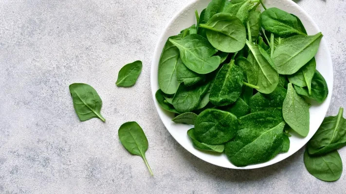 Fresh spinach – rich in oxalate.