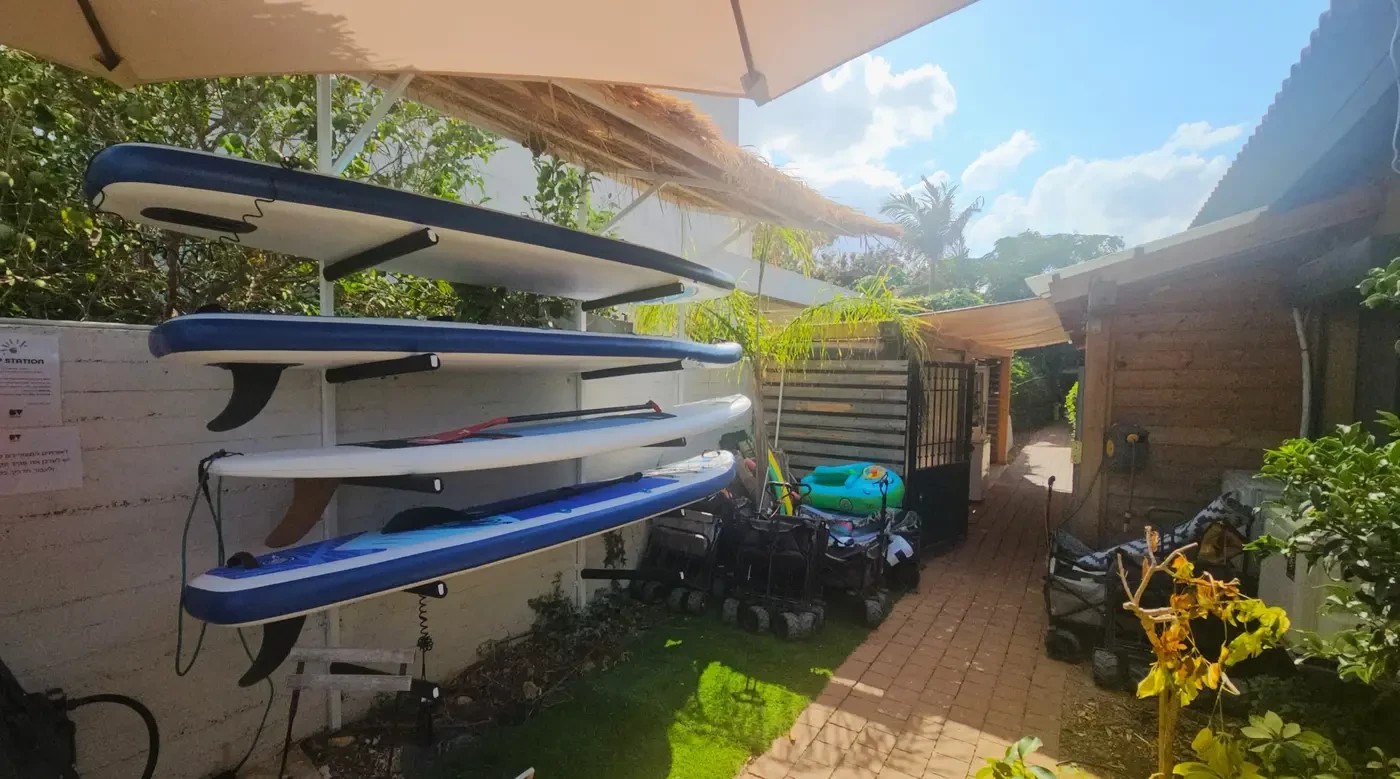 The place provides beach equipment free of charge, such as snorkels, SUPs, a beach cart for carrying equipment, binoculars, fins and even matkot.