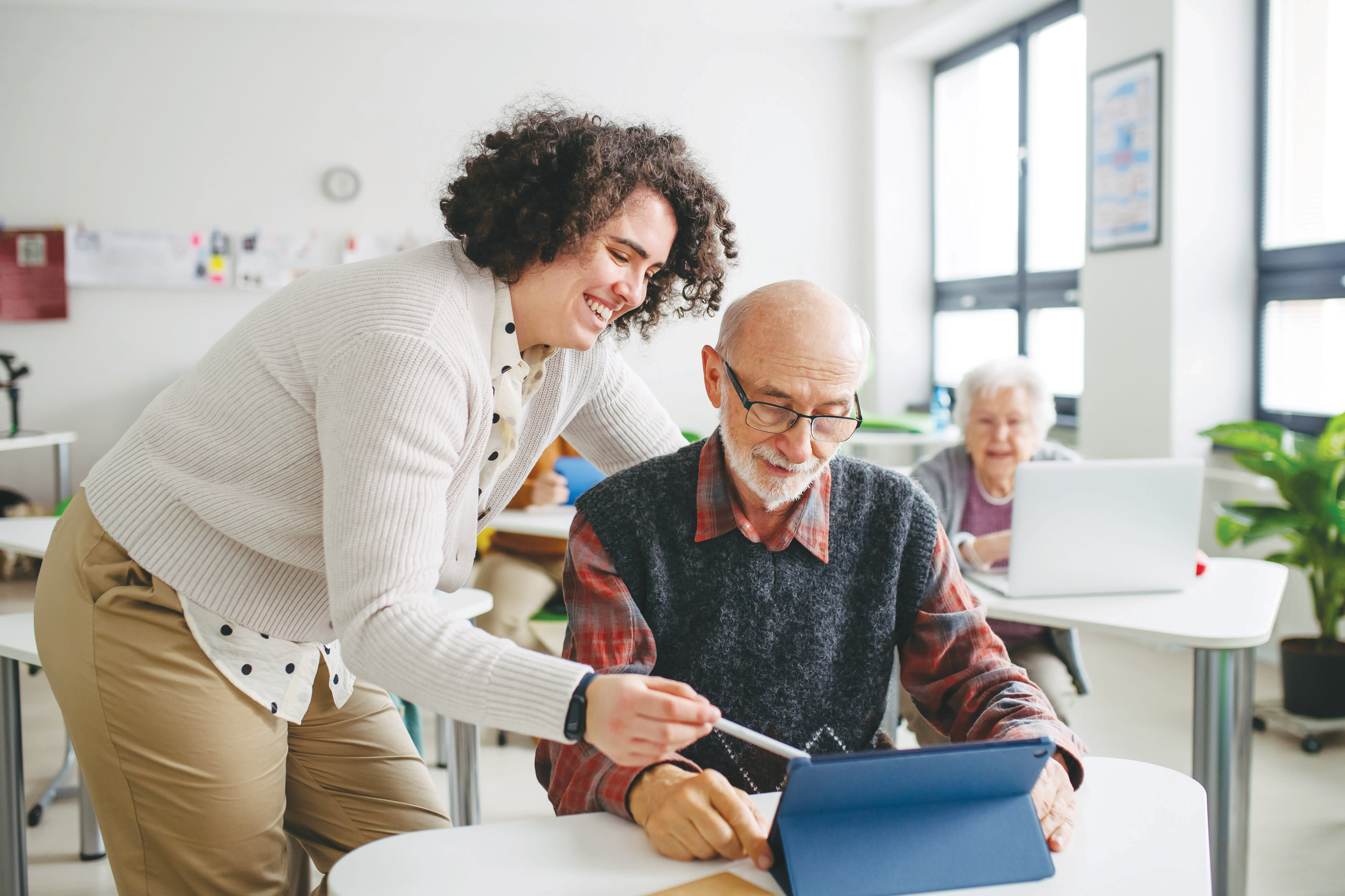 JERUSALEM’S BEIT TOVEI HA’IR assisted-living facility teaches technology to both Hebrew and English speakers; illustrative.
