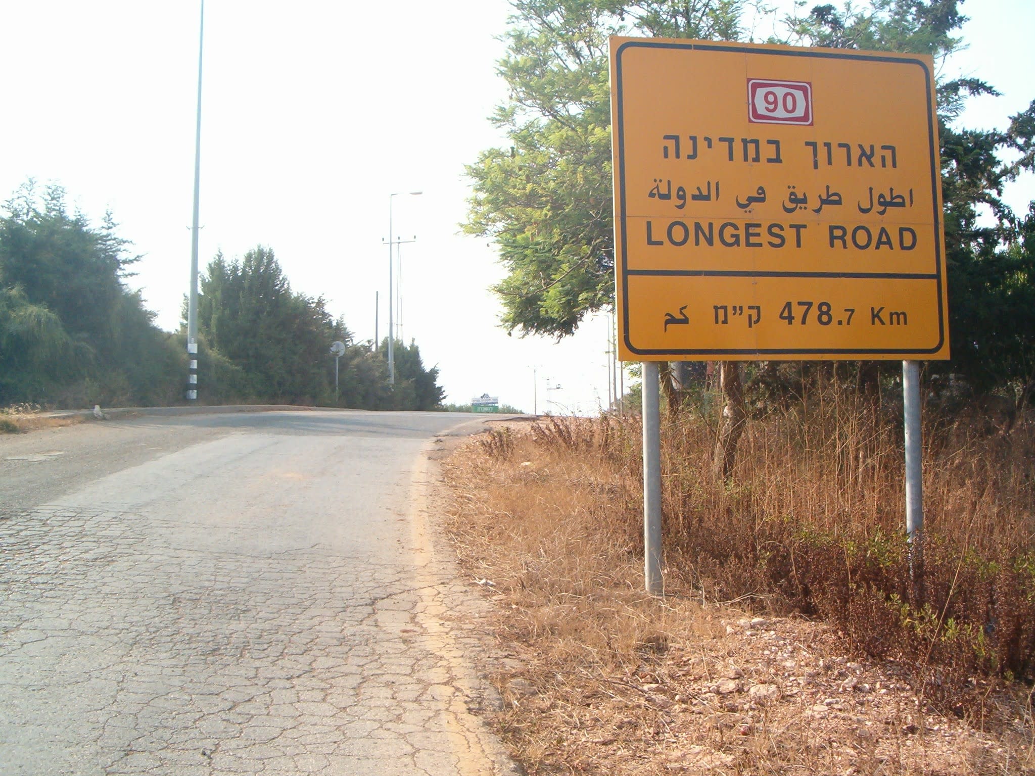 A sign near the north edge of Route 90: the country's longest road – 478.7 kilometers.
