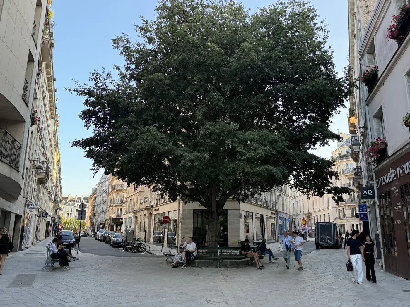 Place Shimon Peres in Paris.