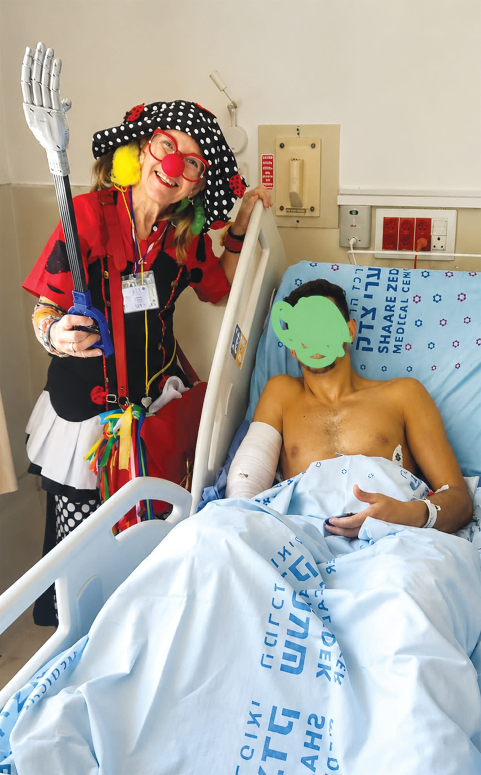 Cara Nachshon with a hospitalized soldier.