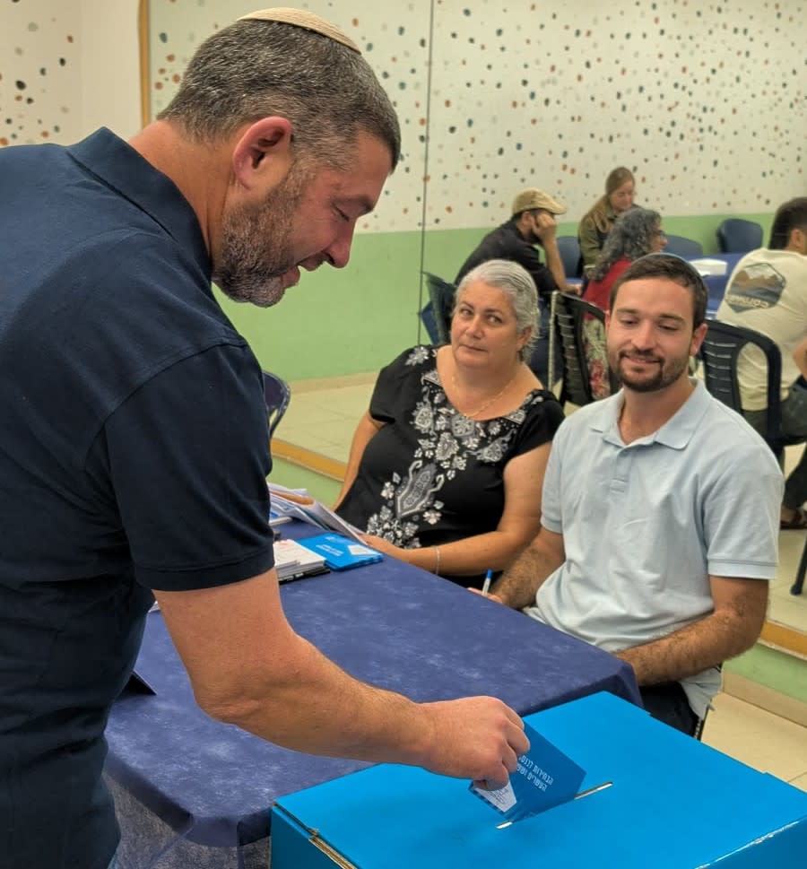 People of Israel party head Ofer Winter voting in Mitzpe Netofa.