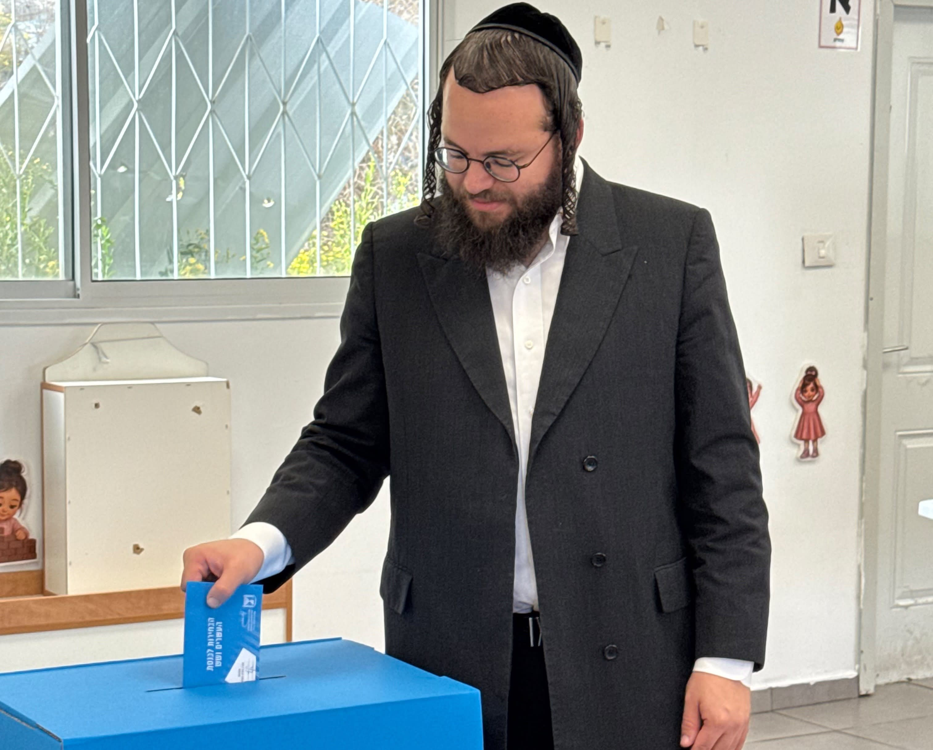Moti Leitner casting his ballot on October 27, 2026.