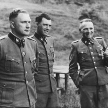  Former Auschwitz commandant Rudolf Höss (right), Dr. Josef Mengele, and Auschwitz Commandant Richard Baer in 1944.