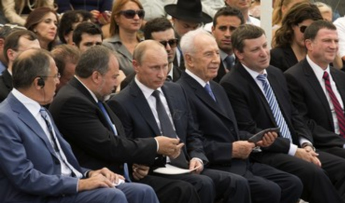 At Putin's side, an army of Jewish billionaires