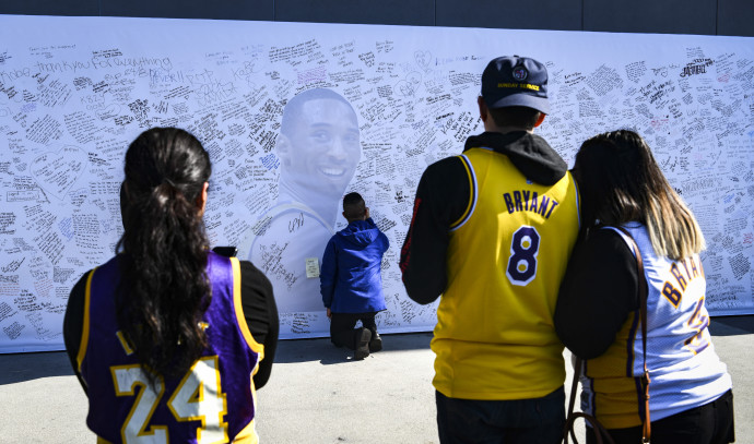 Lakers honoring Kobe Bryant with court logo, jersey patch and T-shirt  draped seats