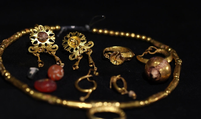 Israeli archaeologists present 1,800-year-old gold protective jewelry - Vimarsana News