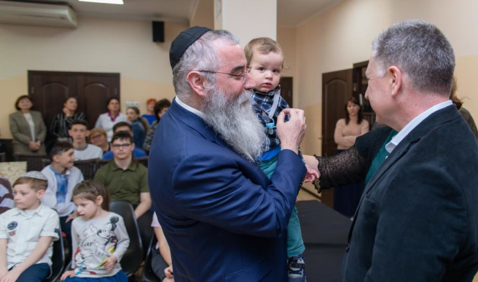 U.S. diplomat visits Jewish orphanage in Odessa after night - Vimarsana News