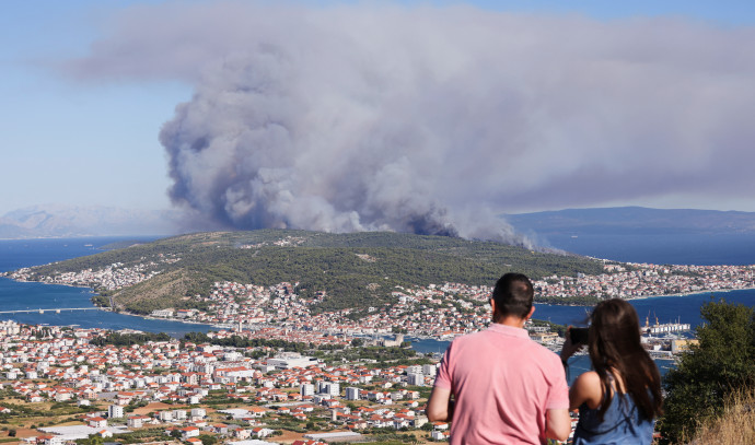 Miles de personas evacuadas en la isla española de Tenerife mientras los incendios forestales se reanudan en el verano