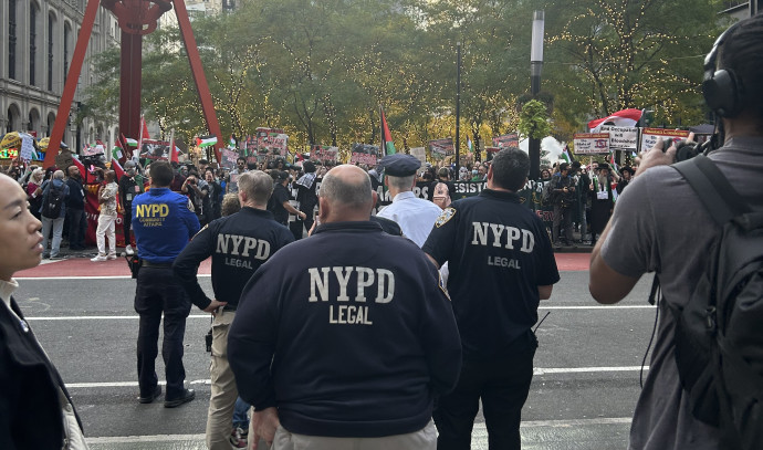 Pro-Palestinian protesters stood outside ask IDF soldiers event in NYC - Vimarsana News