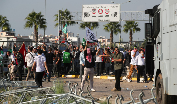 Pro-Palestinian crowds try to storm air base housing US troops in Turkey