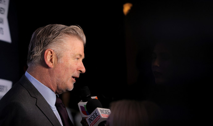 Alec Baldwin clashes with pro-Palestinian protesters - Vimarsana News
