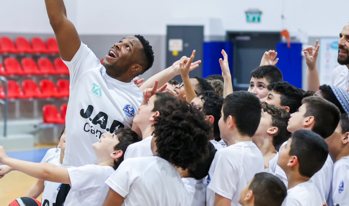 Jewish basketball player uses the game he loves to help Israeli children during wartime