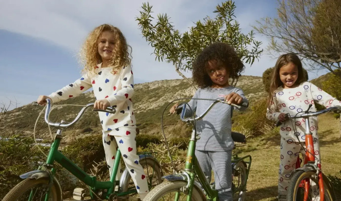 The brand PETIT BATEAU launches a naive and chic world for little