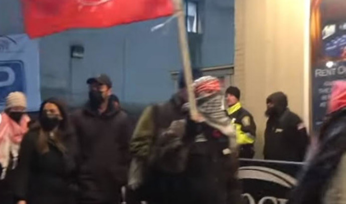 Manifestation pro-palestinienne à Boston : drapeau terroriste brandi lors d’une protestation contre la compagnie israélienne Vertigo