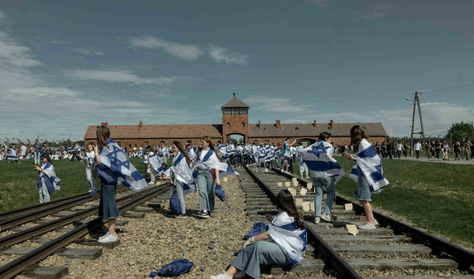 Pro-Palestinian protesters demonstrate outside Auschwitz camp - Vimarsana News