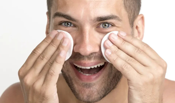 Read more about the article Getting Clean: Essential Facial Cleansers Every Man Should Have