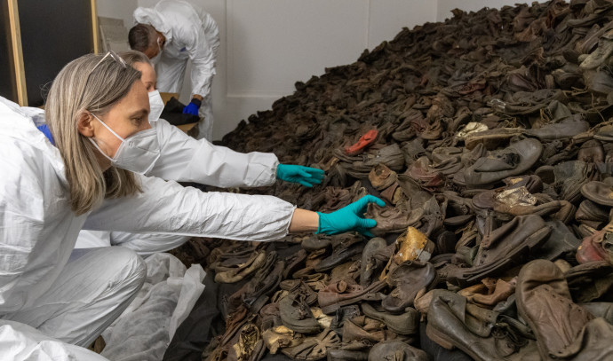 You are currently viewing Auschwitz preserves and exhibits thousands of shoes of murdered children
