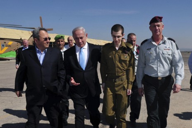 Gilad Shalit returns from captivity, alongside Ehud Barak, Benjamin Netanyahu, and Benny Gantz. (credit: REUTERS/Handout .)